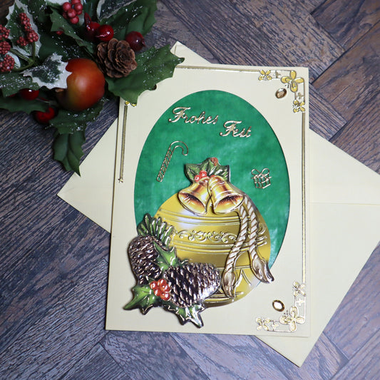 P_0003_Handgemachte Weihnachtskarte mit Christbaumkugel und Tannenzapfen