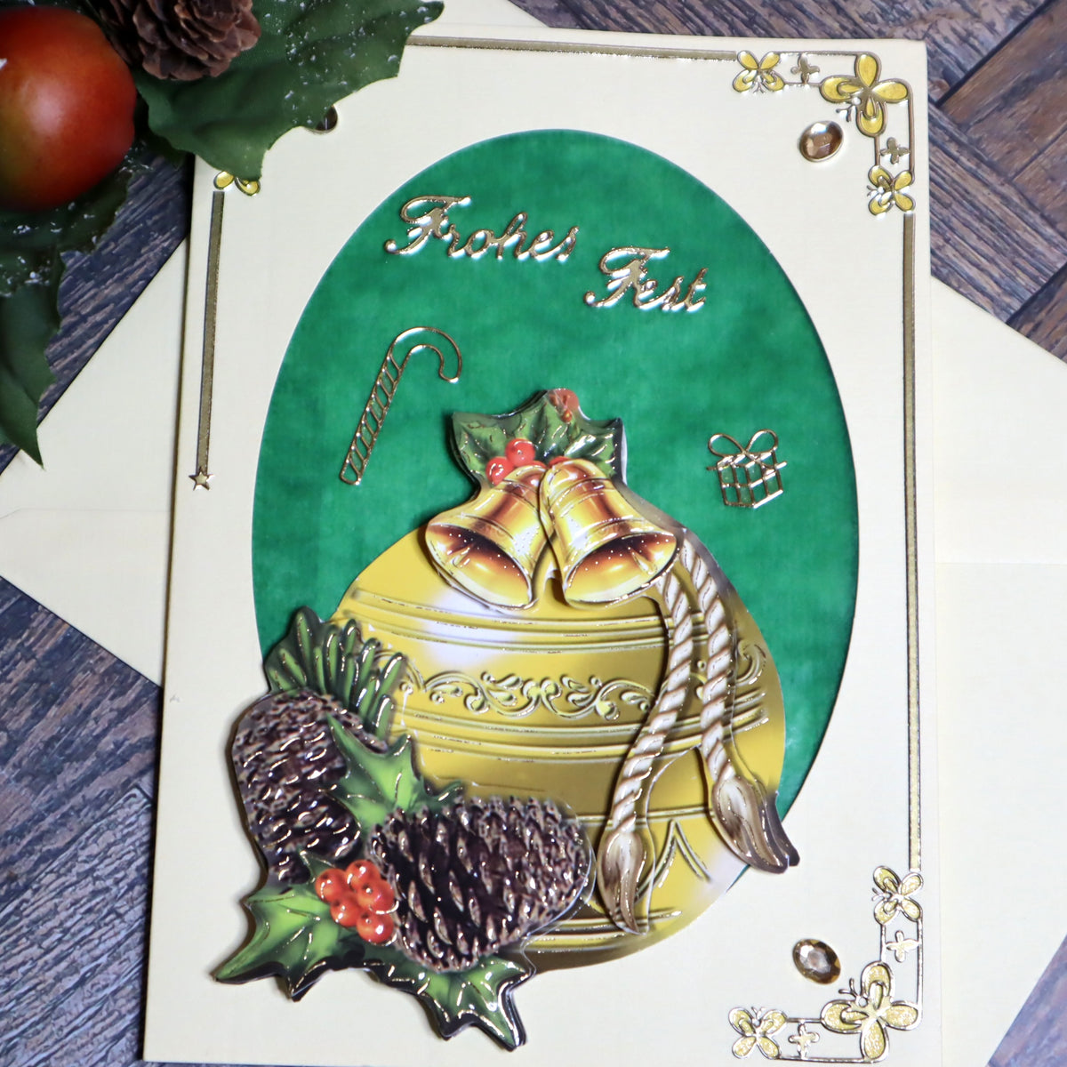 P_0003_Handgemachte Weihnachtskarte mit Christbaumkugel und Tannenzapfen