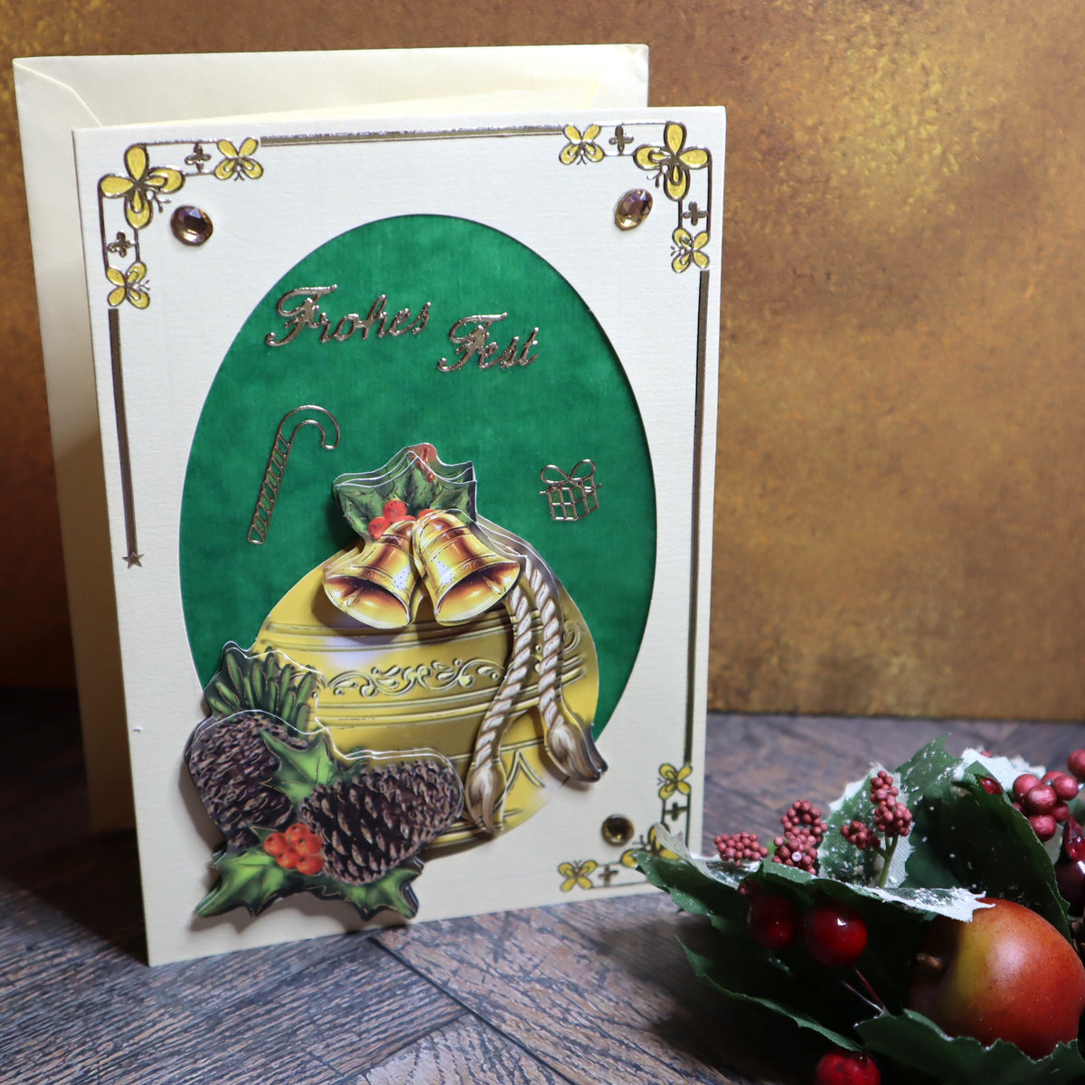 P_0003_Handgemachte Weihnachtskarte mit Christbaumkugel und Tannenzapfen